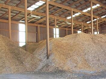 Lieber mit eigenen Projekten die Energiewende voranbringen als mit einer Beteiligung am Bürgerwindpark Sailershausen möchte der Gemeinderat Rauhenebrach. Einige Akzente wurden bereits gesetzt, etwa durch die Hackschnitzelheizung der Schule. Ein Großteil der Hackschnitzel wird vom Gemeindebauhof selbst hergestellt.  Foto: Sabine Weinbeer