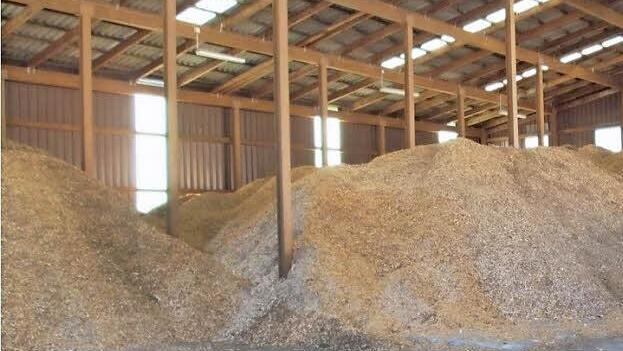 Lieber mit eigenen Projekten die Energiewende voranbringen als mit einer Beteiligung am Bürgerwindpark Sailershausen möchte der Gemeinderat Rauhenebrach. Einige Akzente wurden bereits gesetzt, etwa durch die Hackschnitzelheizung der Schule. Ein Großteil der Hackschnitzel wird vom Gemeindebauhof selbst hergestellt.  Foto: Sabine Weinbeer