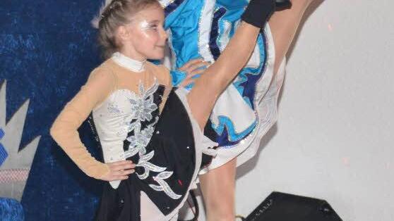 Im Duett traten die Funkenmariechen Lara Schmitt (links) und Lisa Müller-Gärtner (rechts) auf