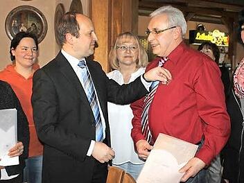 Günter Martin (Fünfter von links) wurde für 25-jährige ehrenamtliche Führungstätigkeit ausgezeichnet. Mit im Bild (von links): Helga Schwabe, stellvertretende Vorsitzende Kathrin Bergner, Ralf Völkl, stellvertretende Kreisvorsitzende Simone Köhler, Zweite Bürgermeisterin Eva Jahn. Foto: Veronika Schadeck