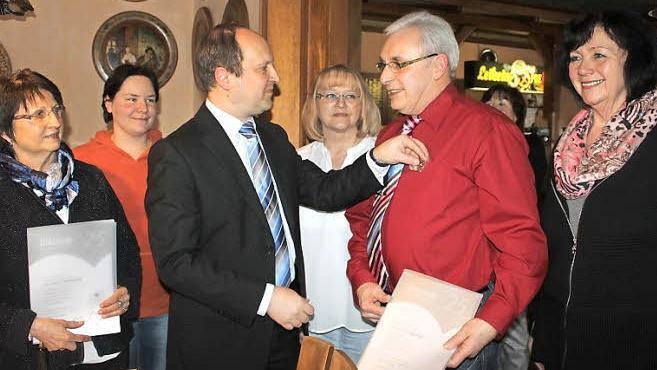 Günter Martin (Fünfter von links) wurde für 25-jährige ehrenamtliche Führungstätigkeit ausgezeichnet. Mit im Bild (von links): Helga Schwabe, stellvertretende Vorsitzende Kathrin Bergner, Ralf Völkl, stellvertretende Kreisvorsitzende Simone Köhler, Zweite Bürgermeisterin Eva Jahn. Foto: Veronika Schadeck