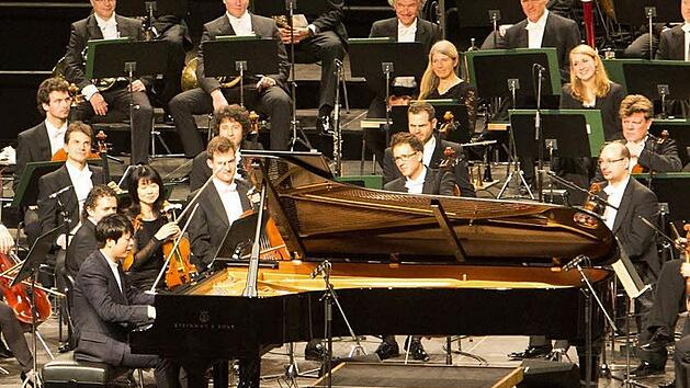 Lang Lang spielte nach dem "eigentlichen" Konzert noch mehrere Zugaben. Die Symphoniker schauen und h&ouml;ren zu.  Fotos: Barbara Herbst