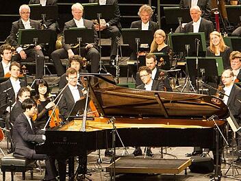 Lang Lang spielte nach dem "eigentlichen" Konzert noch mehrere Zugaben. Die Symphoniker schauen und hören zu.  Fotos: Barbara Herbst