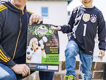 Es kann losgehen: Steffen Mahr und sein Team sind für das Public Viewing in der Kühnlenzpassage gerüstet. Sein Sohn Leonhard hat schon das Deutschland-Trikot übergestreift. Foto: Marian Hamacher