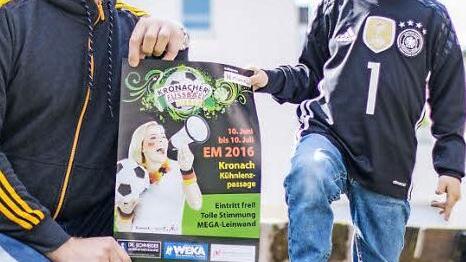 Es kann losgehen: Steffen Mahr und sein Team sind für das Public Viewing in der Kühnlenzpassage gerüstet. Sein Sohn Leonhard hat schon das Deutschland-Trikot übergestreift. Foto: Marian Hamacher