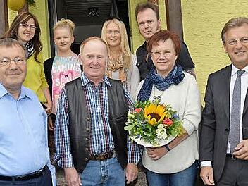 Goldene Hochzeit von Cornelia und Edgar Löffler (vorne Mitte). Mit im Bild Pfarrer Michael Foltin (links) und Bürgermeister Rainer Detsch (rechts) sowie dahinter (von links) Ines Löffler (Tochter), Florentine und Victoria (Enkel) und Rainer Löffler (Sohn). Foto: Karl-Heinz Hofmann