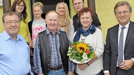 Goldene Hochzeit von Cornelia und Edgar Löffler (vorne Mitte). Mit im Bild Pfarrer Michael Foltin (links) und Bürgermeister Rainer Detsch (rechts) sowie dahinter (von links) Ines Löffler (Tochter), Florentine und Victoria (Enkel) und Rainer Löffler (Sohn). Foto: Karl-Heinz Hofmann