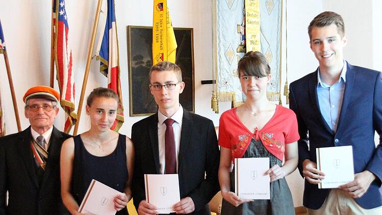 Wolf Honigmann vergab vier CC-Stipendien an Johanna und Tobias Schrimpl, Sandy Easton und Jakob Münch (von links). Fotos: Ulrike Nauer