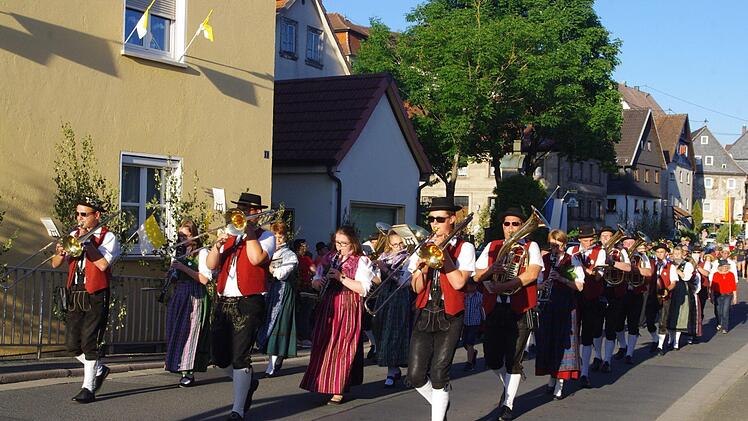 Szene vom alljährlichen Zapfenstreich in Friesen  Foto: Heike Schülein