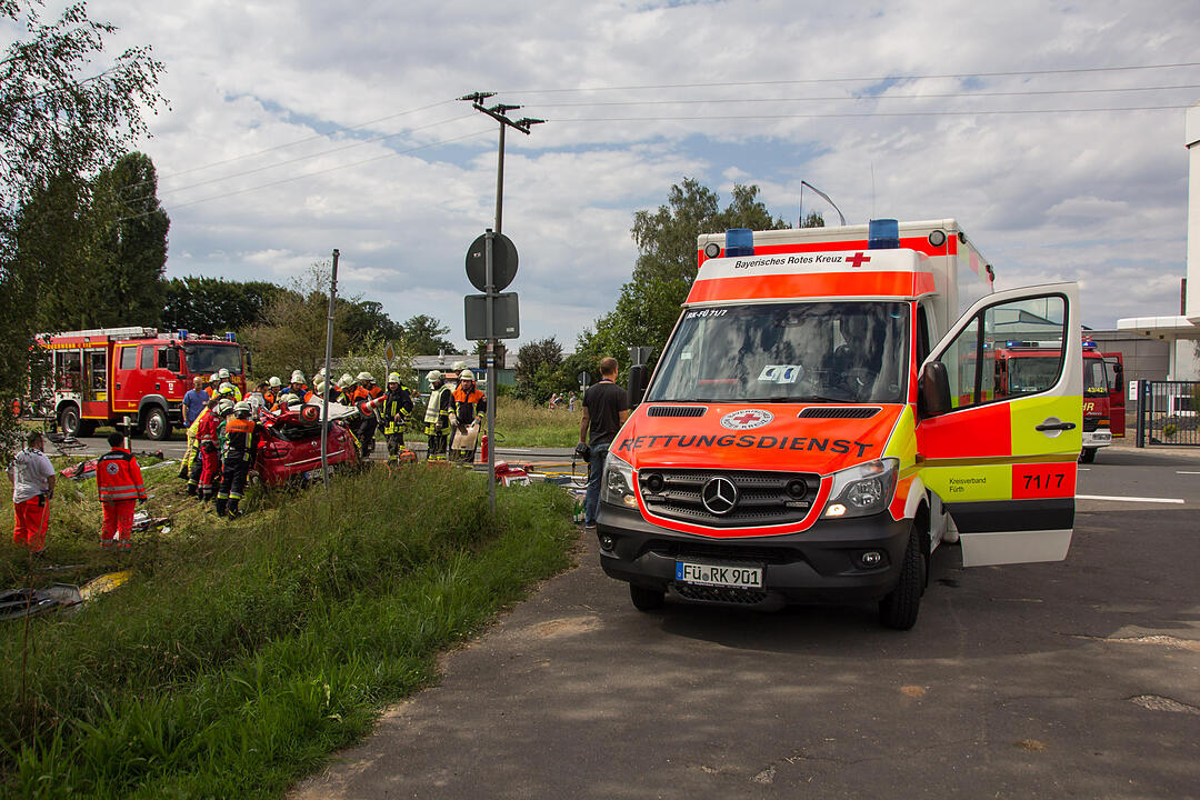 Schwerer Unfall bei Fürth: Frau nach Kollision mit Kastenwagen in Auto eingeklemmt