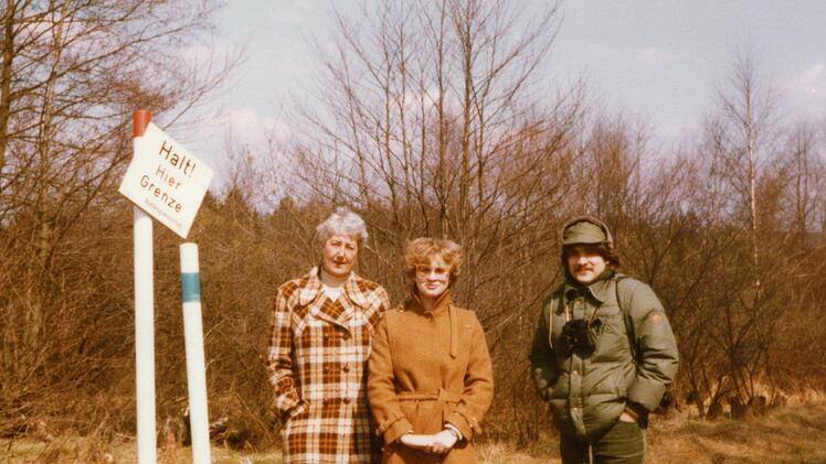 Kai Frobel , Initiator des Projektes "Grünes Band", mit jungen Naturschützern auf der "Pechwiese" bei Schwärzdorf Anfang der 80er-Jahre. Foto: Archiv BuNa/privat"