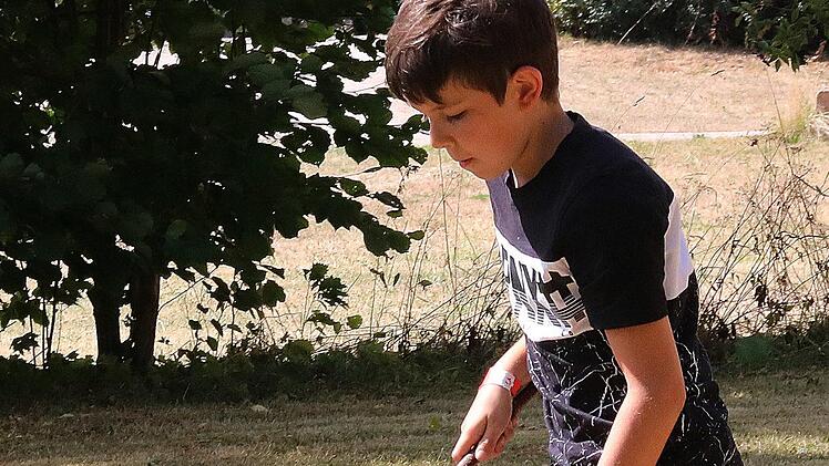 Geschickt mussten die Buben und Mädchen sein, um den Reifen mindestens fünf Meter mit einem Stock zu treiben. Foto: Dieter Britz