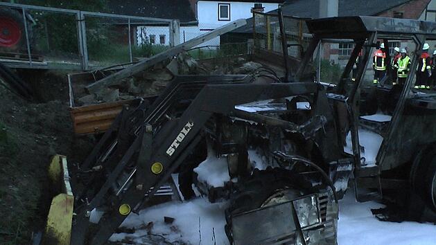 Die Feuerwehr musste am Freitagmorgen nach R&ouml;mershofen bei K&ouml;nigsberg ausr&uuml;cken, um einen brennenden Traktor sowie einen Schlepper zu l&ouml;schen. Foto: Christian Licha