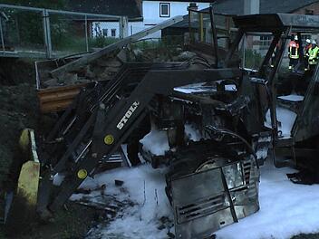 Die Feuerwehr musste am Freitagmorgen nach Römershofen bei Königsberg ausrücken, um einen brennenden Traktor sowie einen Schlepper zu löschen. Foto: Christian Licha