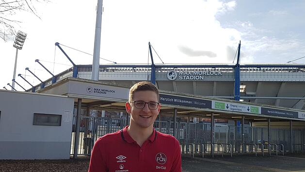 Johannes Wolf, hier vor dem Max-Morlock-Stadion, ist über die Kleidung immer als Fanbeauftragter erkennbar. Foto: privat