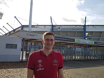 Johannes Wolf, hier vor dem Max-Morlock-Stadion, ist über die Kleidung immer als Fanbeauftragter erkennbar. Foto: privat