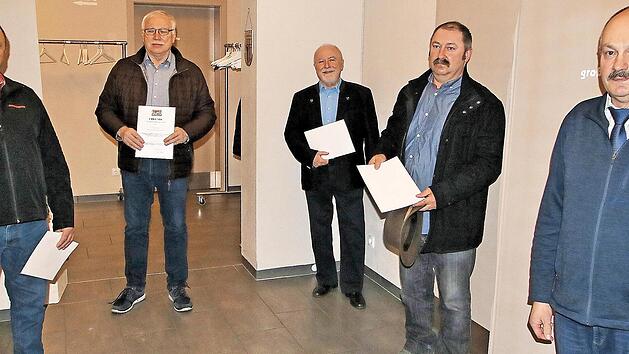 Kommunale Dankesurkunden bekamen die ehemaligen Rannunger Gemeinder&auml;te, Franz Wolf, Rudolf Berninger, Wolfgang R&ouml;der und Harald Leurer (v.l.) von B&uuml;rgermeister Fridolin Zehner (rechts).