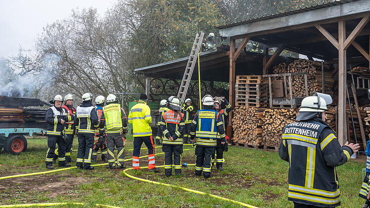 Anhänger-Brand in Holzunterstand im Kreis Bamberg