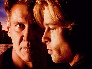 Der IRA-Untergrundk&auml;mpfer Frankie McGuire (Brad Pitt) reist unter falschem Namen in die USA ein und kommt bei dem ahnungslosen New Yorker Cop Tom O'Meara (Harrison Ford, links) und dessen Familie unter.