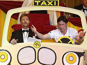Die Taxi-Bütt hat Tradition bei der Narrhalla und Thomas Eck (rechts) sitzt immer noch drin. Auch nächsten Samstag wird er seinen "Fahrgästen" sagen, was in Coburg Sache ist. Foto: Klaus Wöhner