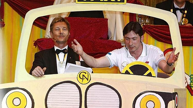 Die Taxi-Bütt hat Tradition bei der Narrhalla und Thomas Eck (rechts) sitzt immer noch drin. Auch nächsten Samstag wird er seinen "Fahrgästen" sagen, was in Coburg Sache ist. Foto: Klaus Wöhner