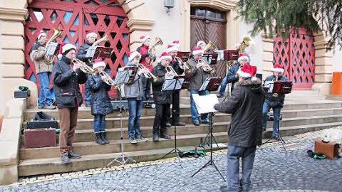 Vor dem Rathaus spielten Musikgruppen auf, hier der Posauenenchor aus Herreth. Fotos: Tobias Kindermann