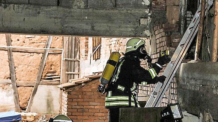 Eine Feuerwehrübung fand kürzlich in der Schwarzen Gasse in Elfershausen statt.  Foto: Archiv/Winfried Ehling