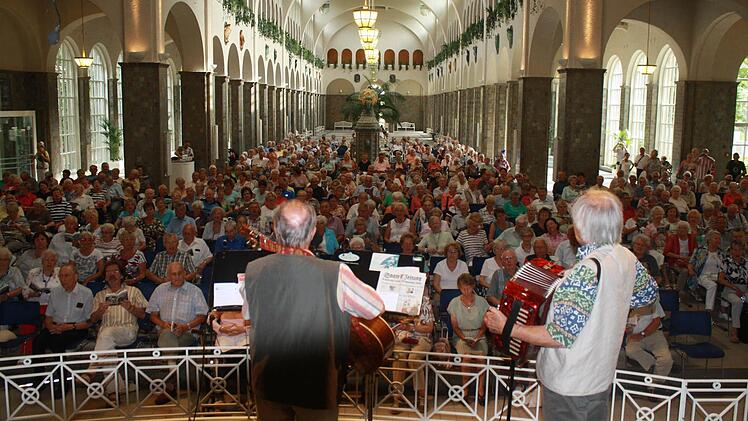 Gro&szlig; ist der Andrang des Publikums beim gemeinsamen Singen mit Edmund Seller und Robert Bauch in der Wandelhalle. Fotos: Sebastian Els&auml;sser