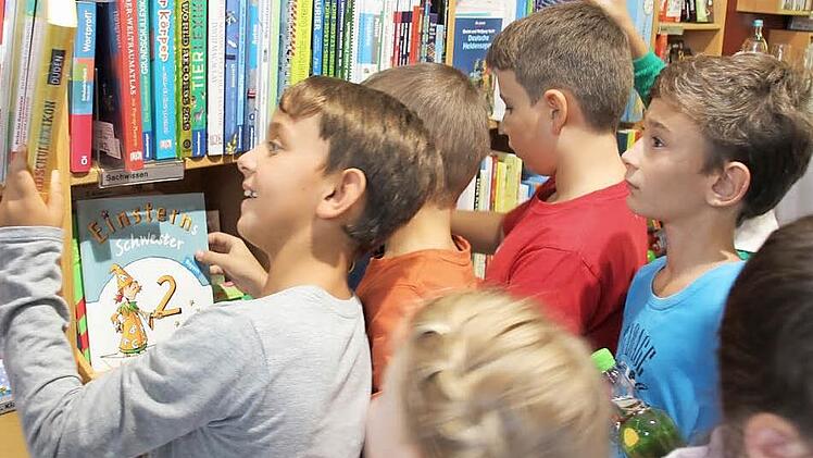 Na, da interessiert doch gleich einmal, was an Büchern so bereit steht: die Grundschüler beim Stöbern. Fotos: Ralf Kestel