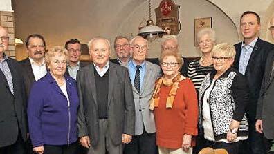 Diese Mitglieder wurden für ihre jahrzehntelange Treue zur CSU ausgezeichnet; von links Brno Wittig, Manfred Engel, Gabriele Krönert, Max Ferschl, Leo Ankenbrand, Günther Hofmann, Heinrich Sender, Sieglinde Funck, Hugo Reuß, Karola Dümpert, Gisela Werb, Bürgermeister Michael Ziegler und Landrat Wilhelm Schneider. Foto: Günther Geiling