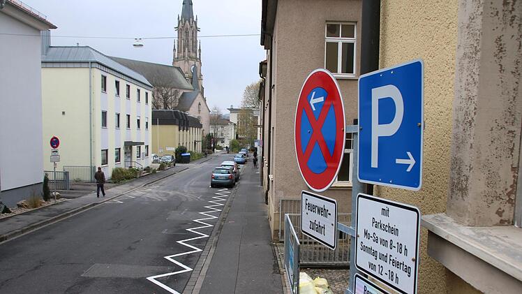 Ein absolutes Halteverbot wegen Feuerwehr-Zufahrt hat die Stadt Bad Kissingen in Teilen der Theresien- und der Hartmannstraße angeordnet. Foto: Ralf Ruppert