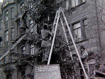 1962 rückten amerikanische Soldaten mit einem Baum, diversen Leitern und bunt blinkenden Lichtern an, um Bamberg etwas von einem typisch amerikanischen Weihnachtsfest zu geben.  Foto: Archiv Emil Bauer