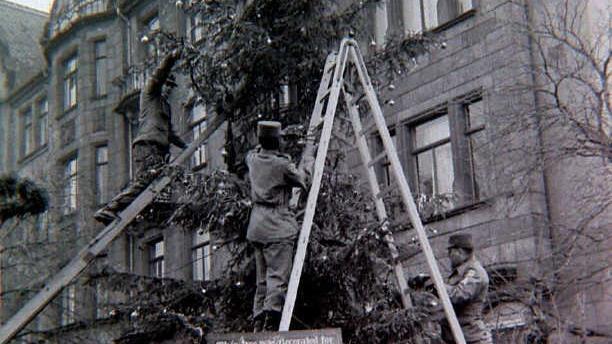 1962 rückten amerikanische Soldaten mit einem Baum, diversen Leitern und bunt blinkenden Lichtern an, um Bamberg etwas von einem typisch amerikanischen Weihnachtsfest zu geben.  Foto: Archiv Emil Bauer