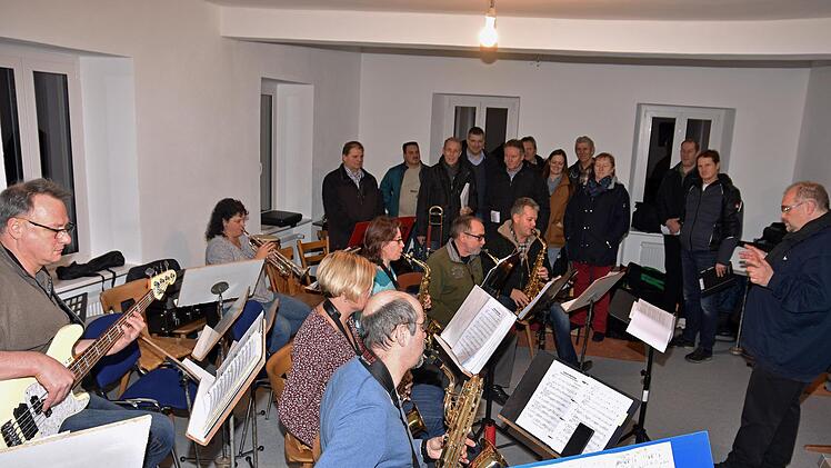 Die Renovierung der Alten Schule in Gädheim ist so gut wie abgeschlossen. Der Gemeinderat besichtigte am Montagabend vor seiner Sitzung das Haus und kam dabei in den Genuss, der Railway Station Bigband des Musikbahnhofs Gädheim unter der Leitung von Alexander Kneuer zuzuhören.