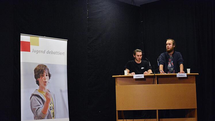 Finaldebatte Sekundarstufe II, von links: Willy Tolstoj, David Neumann. Foto: Björn Hein