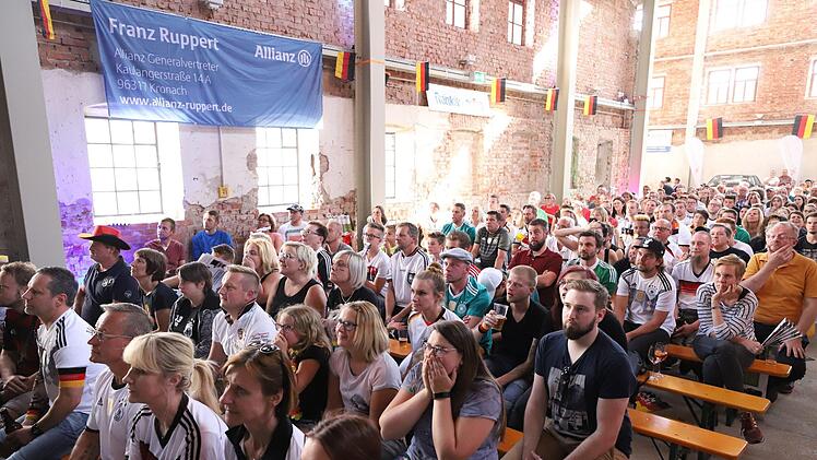 Von der frühen Anstoßzeit ließen sich die Zuschauer nicht abschrecken. Sie sorgten erneut für eine "volle Hütte" in der Kühnlenzpassage. Foto: Marian Hamacher