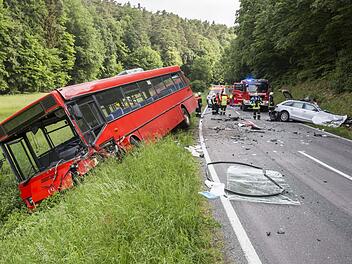 Auf der Strecke zwischen Trossenfurt und Eltmann war der schlimme Unfall im Mai 2018 passiert. Links steht der beschädigte Bus an der Böschung, rechts im Straßengraben blieb der völlig demolierte Audi des Unfallverursachers liegen.  René Ruprecht/Archiv