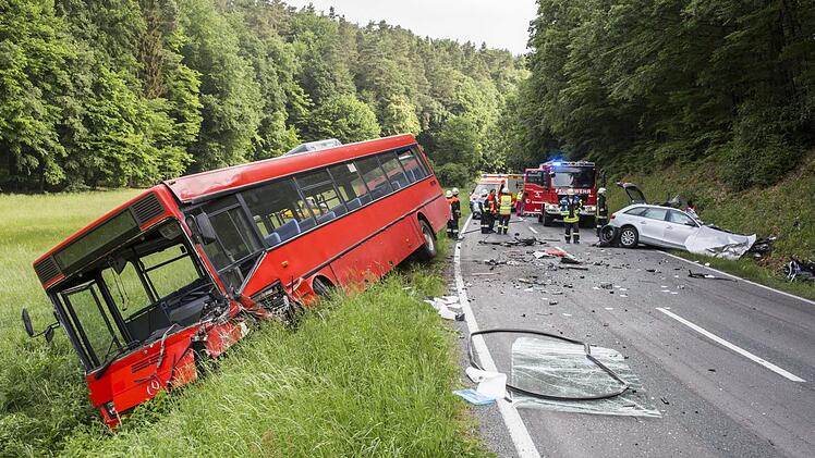Auf der Strecke zwischen Trossenfurt und Eltmann war der schlimme Unfall im Mai 2018 passiert. Links steht der beschädigte Bus an der Böschung, rechts im Straßengraben blieb der völlig demolierte Audi des Unfallverursachers liegen.  René Ruprecht/Archiv