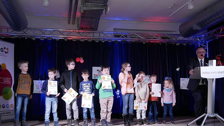 Kultur-Bürgermeister Martin Stingl (rechts) hatte riesigen  Spaß mit den kleinen Schlaubergern in der Kultur.werk.stadt. Foto: Manja von Nida
