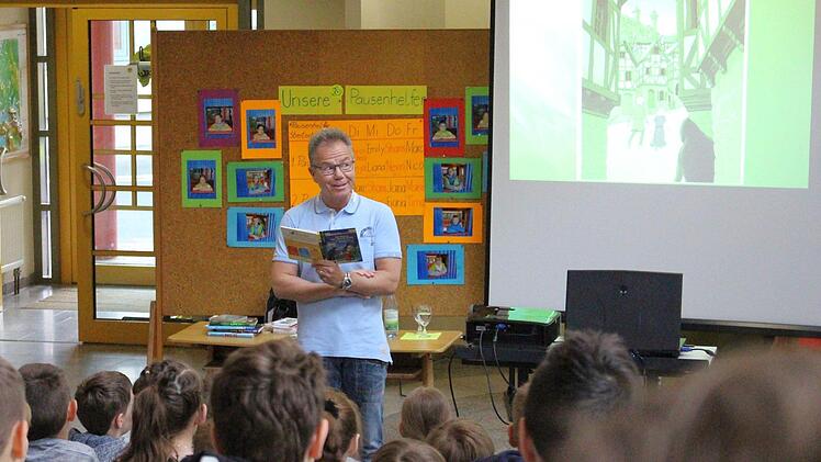 Mit vielen Illustrationen und einer lebendigen Sprache überzeugte der Autor die Schüler aller Klassenstufen. Foto: Julia Raab