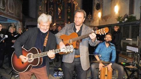 Clemens Bittlinger, seine Band und der Chor von St. Hedwig harmonierten beim Konzert in Rugendorf ausgezeichnet. Foto: Horst Wunner