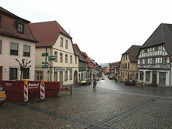 Am Zeiler Marktplatz werden zwei Eisdielen eingerichtet. Dazu wird eine frühere Zahnarztpraxis umgebaut (links, hinter dem Container). Und gegenüber an der Hauptstraße in dem Fachwerkhaus, dem sogenannten Abt-Degen-Haus, soll die zweite Eisdiele entstehen. Foto: sw