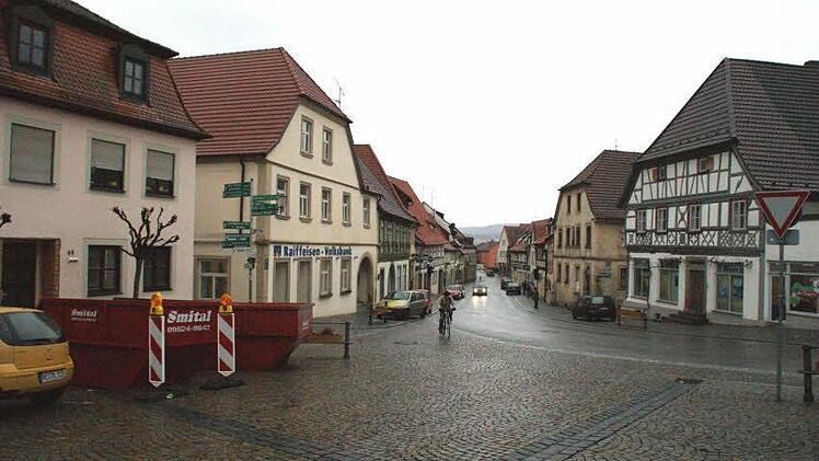 Am Zeiler Marktplatz werden zwei Eisdielen eingerichtet. Dazu wird eine frühere Zahnarztpraxis umgebaut (links, hinter dem Container). Und gegenüber an der Hauptstraße in dem Fachwerkhaus, dem sogenannten Abt-Degen-Haus, soll die zweite Eisdiele entstehen. Foto: sw