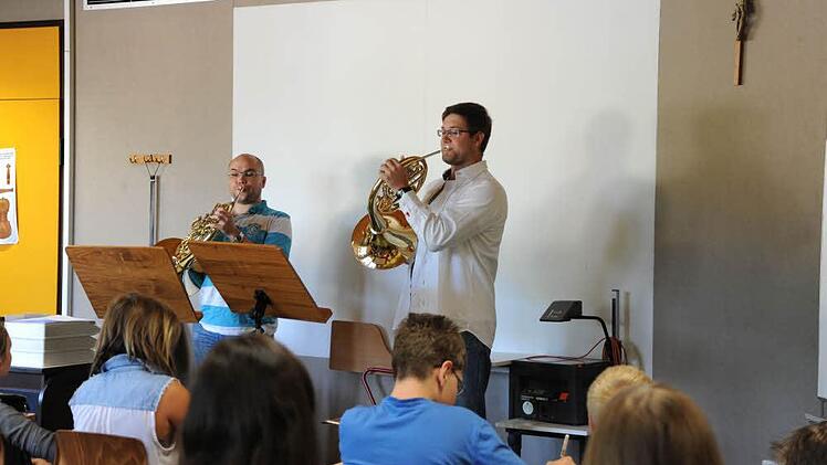 Klangproben aus dem Programm, das am Samstag beim Sommerkonzert des BKO zu hören sein wird, spielten Ondrej Vrabec (links) und Premysl Vojta am Donnerstag schon einmal Schülern der Staatlichen Realschule und (auf dem Foto) des Franz-Miltenberger-Gymnasiums vor.