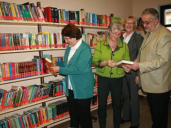 Seit 25 Jahren im Büchereiteam: Gertrud Rößer, Elisabeth Kuhn, Rita Dietrich und Karl-Heinz Rößer. Fotos: Gabriele Sell