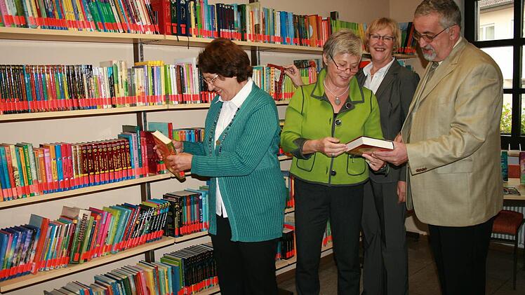 Seit 25 Jahren im Büchereiteam: Gertrud Rößer, Elisabeth Kuhn, Rita Dietrich und Karl-Heinz Rößer. Fotos: Gabriele Sell