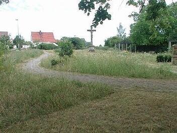 m Zuge der Städtebauförderung entstand aus dem ehemaligen Friedhof an der Ecke Bahnhof-/Schweinfurter Straße ein "Park der Sinne". Die Anlage betreuten bislang die Eigenheimer. Alters- und Gesundheitsgründe zwangen, diesen Dienst abzugeben. Foto: Stefan Geiger