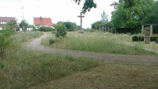 m Zuge der Städtebauförderung entstand aus dem ehemaligen Friedhof an der Ecke Bahnhof-/Schweinfurter Straße ein "Park der Sinne". Die Anlage betreuten bislang die Eigenheimer. Alters- und Gesundheitsgründe zwangen, diesen Dienst abzugeben. Foto: Stefan Geiger