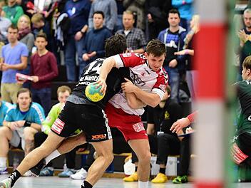 Kaum ein Durchkommen: Maximilian Schmitt (rechts) hatte es im Rückraum des HSC Bad Neustadt schwer, sich gegen die stabile Deckung des HC Elbflorenz (Gabriel de Santis) durchzusetzen. Foto: Anand Anders