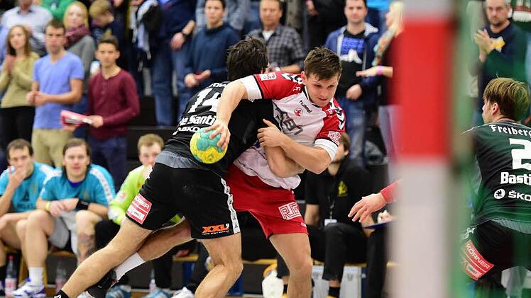 Kaum ein Durchkommen: Maximilian Schmitt (rechts) hatte es im Rückraum des HSC Bad Neustadt schwer, sich gegen die stabile Deckung des HC Elbflorenz (Gabriel de Santis) durchzusetzen. Foto: Anand Anders